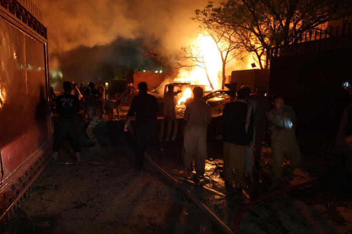Nach einem Bombenanschlag in Quetta schlagen Flammen aus dem Inneren des Serena Hotels. Foto: epa/Fayyaz Ahmed