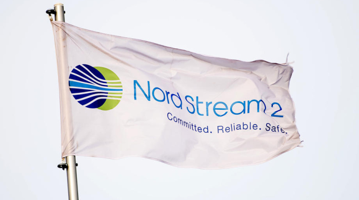 Eine Flagge von Nord Stream 2 in Lubmin. Foto: epa/Clemens Bilan