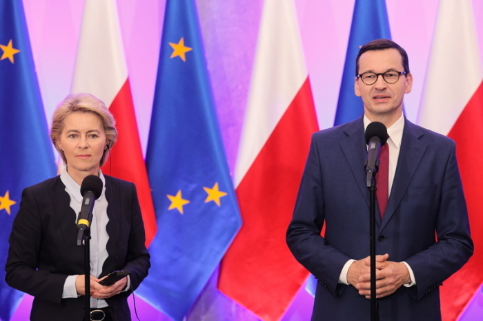 Ursula von der Leyen (l), EU-Kommissionspräsidentin, steht neben Mateusz Morawiecki, Ministerpräsident von Polen, während der Begrüßungszeremonie vor einem Treffen im Kanzleigebäude. Foto: Pawel Supernak/Pap/dpa