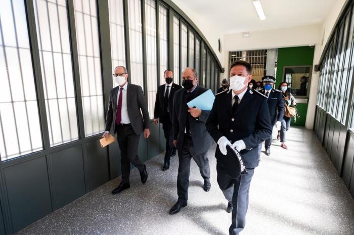 Der französische Justizminister Eric Dupond-Moretti besucht das Gefängnis de La Sante in Paris. Foto: epa/Martin Bureau / Pool