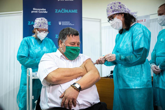 Erste Lieferung von Coronavirus-Impfstoffen in der Slowakei. Foto: epa/Stringer