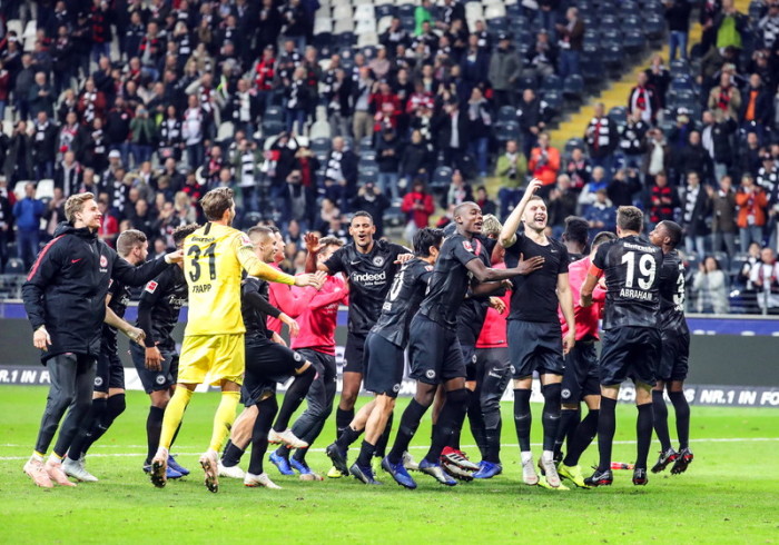 Frankfurter Spieler feiern nach dem Sieg. Foto: epa/Armando Babani	