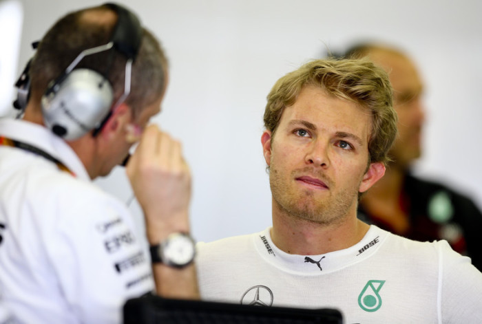 So dürfte sich Nico Rosberg das vorgestellt haben. Keiner ist schneller als der Mercedes-Fahrer auf dem Bahrain International Circuit. Rivale Lewis Hamilton wird Zweiter, dahinter lauert das Ferrari-Duo. Foto: epa/Srdjan Suki