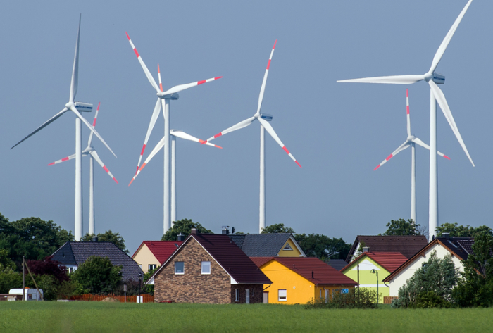 Dicht stehen die Windräder eines Windenergieparks an Einfamilienhäusern nahe Nauen (Brandenburg). (Zu dpa 