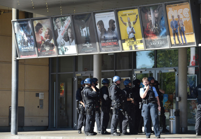 Großeinsatz im hessischen Viernheim: Ein Mann dringt mit einem Gewehr in einen Kinokomplex ein und nimmt Geiseln. Die Polizei rückt an und erschießt den Täter. Bislang deutet nichts auf einen islamistischen Hintergrund hin. Foto: epa/Boris Roessler