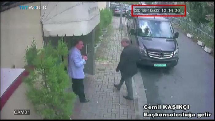 Die Aufnahme einer Überwachungskamera soll den saudischen Journalisten Jamal Khashoggi (r.) beim Betreten des saudischen Konsulats in Istanbul zeigen. Archivfoto: epa/Sabah Newspaper
