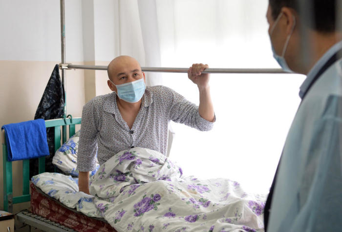 Der kirgisische Präsident Sadyr Japarov (R) besucht Patienten, die bei Zusammenstößen an der kirgisisch-tadschikischen Grenze verletzt wurden. Foto: epa/Kyrgyz Presidency