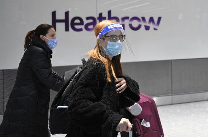 Die Reisenden im internationalen Ankunftsbereich des Flughafens Heathrow. Foto: epa/Neil Hall