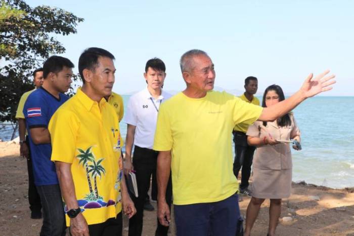 Pattayas Vizebürgermeister und die Gartenbaudesigner vom Nong Nooch Tropical Garden bei der Planung des Palmengartens am Hafen Bali Hai. Foto: PR Pattaya