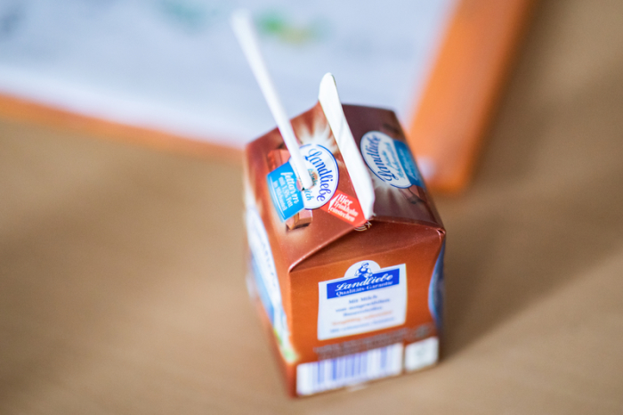 in Trinkpäckchen mit Kakao steht auf einem Tisch in einer Grundschule.  Foto: epa/