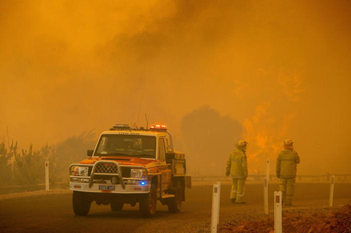 Buschfeuer in der Nähe der Perth Hills, Westaustralien. Foto: epa/Evan Collis/dfes Handout