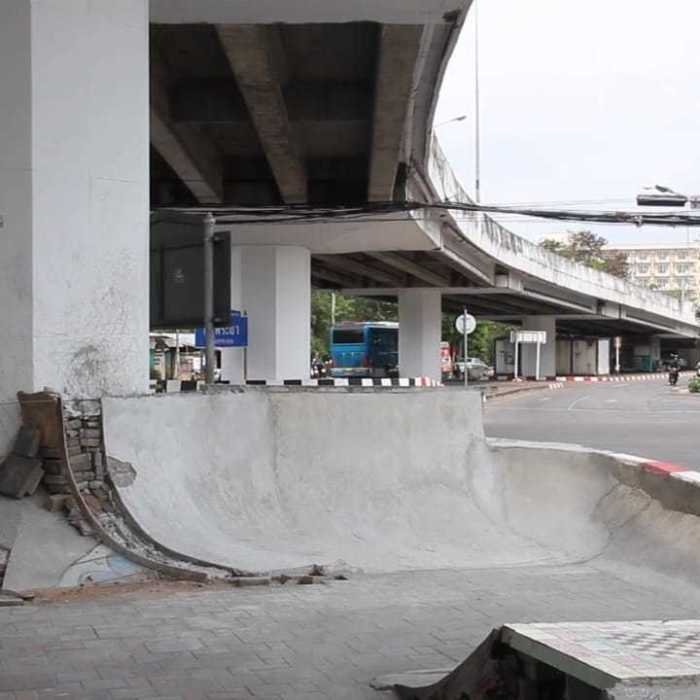 Unter der Verkehrsüberführung zum Hafen Bali Hai soll ein Sportpark mit Skatebahn sowie Basketball- und Fußballfeld entstehen. Foto: The Pattaya News