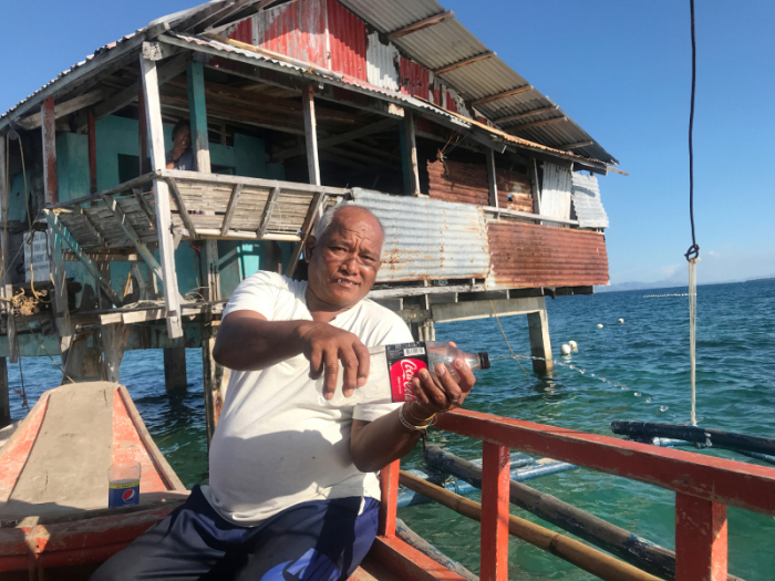 Der philippinische Fischer Juanito Baculao zeigt vor der Insel Bohol, wie man mit einer Spritzflasche voll Meerwasser und Zyanid Fische fangen kann. Foto: picture alliance/Christoph Sator/dpa