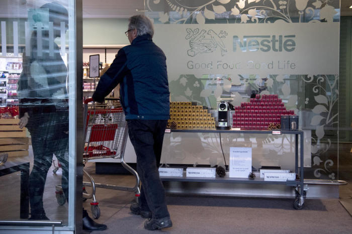 Kunde im Nestle-eigenen Supermarkt des Lebensmittel- und Getränkegiganten Nestle in Vevey. Foto: epa/Laurent Gillieron