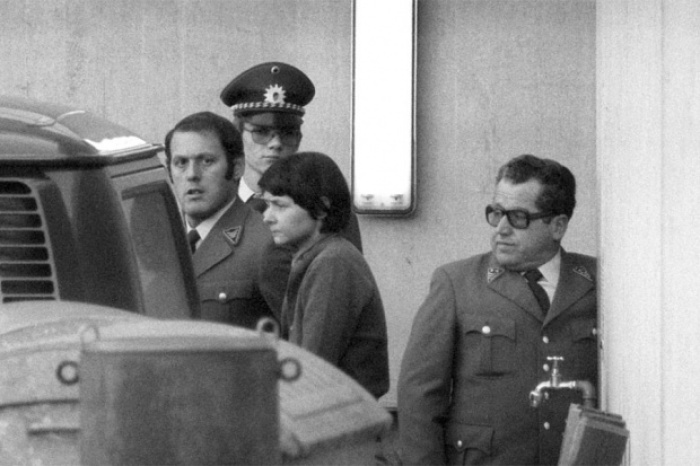 Die ehemalige Terroristin Verena Becker (Mitte) wird am Oberlandesgericht in Stuttgart nach dem Urteil gegen sie zurück in die Haftanstalt gebracht (28.12.1977) Foto: picture-alliance/dpa)