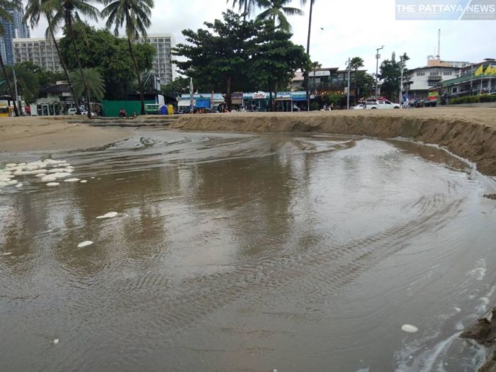 Erneut wurde ein großer Abschnitt des renovierten Strandes am Montag durch starke Regenfälle zerstört. Foto: The Thaiger/The Pattaya News
