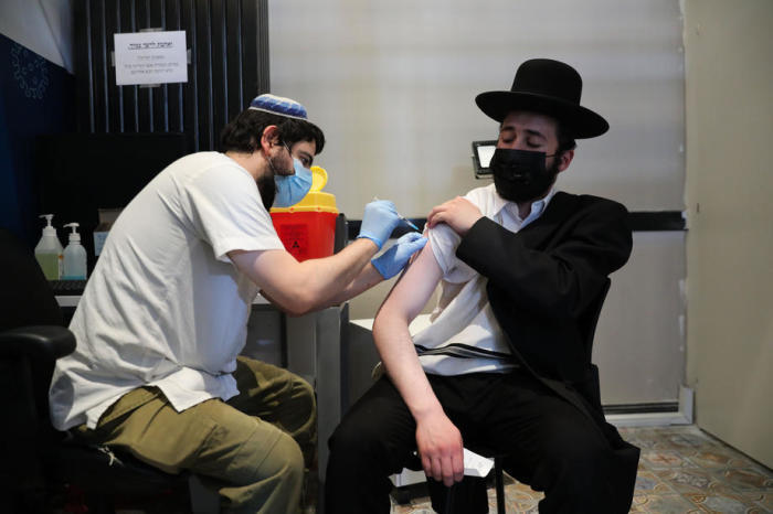 Eine Krankenschwester injiziert einem ultraorthodoxen Mann in Jerusalem die dritte Impfung mit dem Impfstoff COVID-19. Foto: epa/Abir Sultan