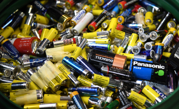 Leere Batterien sind in der Sortierung der Firma Accurec Recycling GmbH zu sehen. Foto: Ina Fassbender/Dpa