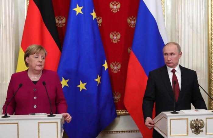 Der russische Präsident Wladimir Putin trifft sich mit der deutschen Bundeskanzlerin Angela Merkel. Foto: epa/Michael Klimentyev/sputnik/kreml