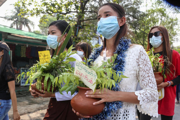 Demonstranten halten Töpfe mit Blumen, um das Thingyan-Wasserfest zu feiern, während sie während eines Anti-Militärputsch-Protestes in Mandalay marschieren. Foto: epa/Stringer