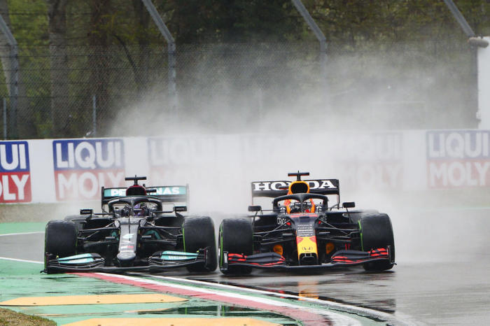 Mercedes-AMG Petronas-Pilot Lewis Hamilton (L) und Max Verstappen von Red Bull Racing (R). Foto: epa/Davide Gennari