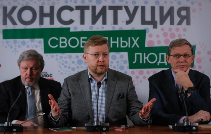 Vorsitzender des Föderalen Politischen Komitees der Partei Jabloko Grigorij Jawlinski (L), Vorsitzender der Partei Jabloko Nikolai Rybakov (C), Vorsitzender der Bewegung 