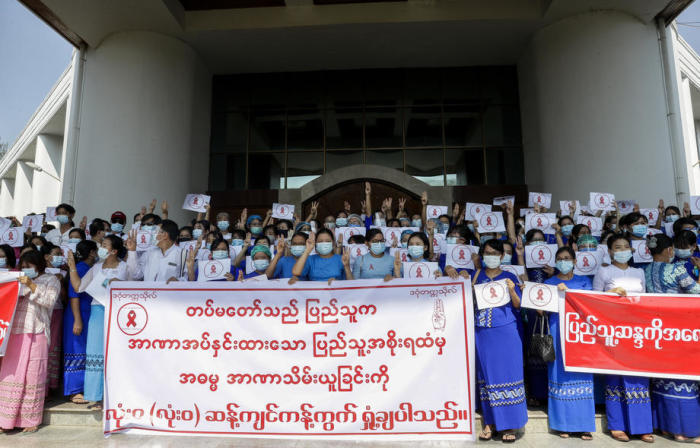 Lehrer und Studenten treten nach dem Militärputsch in einen landesweiten Streik. Foto: epa/Lynn Bo Bo