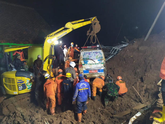 Die Indonesische Nationale Such- und Rettungsbehörde (BASARNAS) zeigt eine Such- und Rettungsaktion nach einem Erdrutsch in Sumedang. Foto: epa/Basarnas Handout
