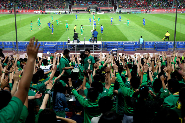 Szene aus dem Stadion des Pekinger Fußballclubs FC Guoan. Foto: epa/Wu Hong