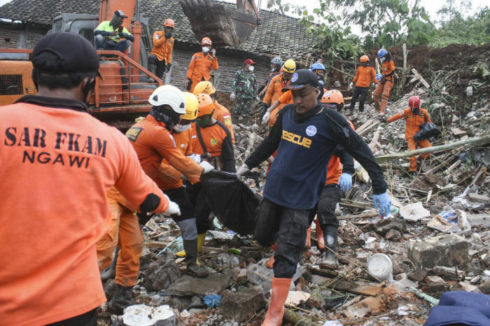 Rettungskräfte tragen die Leiche eines Erdrutschopfers aus den Trümmern eines Hauses in einem Dorf in Nganjuk, Ost-Java. Foto: epa/Sahlan