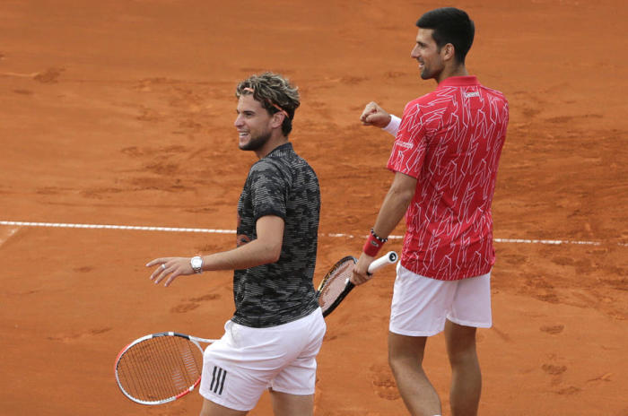 Novak Djokovic aus Serbien (R) und Dominic Thiem aus Österreich (L) reagieren während des Schaukampfes vor dem Turnier beim Tennisturnier Adria Tour in Belgrad. Foto: epa/Andrej Cukic