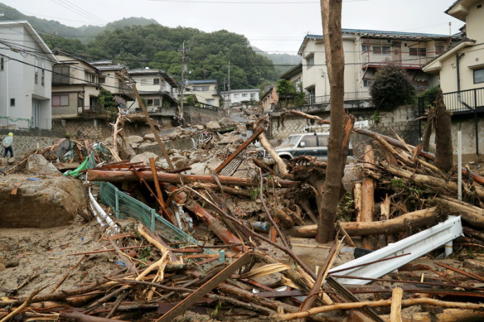 Überschwemmung durch starken Regen beschädigt ein Wohnviertel in Hiroshima. Foto: epa/Jiji Press