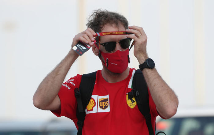 Der Deutsche Formel-1-Pilot Sebastian Vettel von der Scuderia Ferrari kommt im Fahrerlager des Bahrain International Circuit bei Manama an. Foto: epa/Tolga Bozoglu