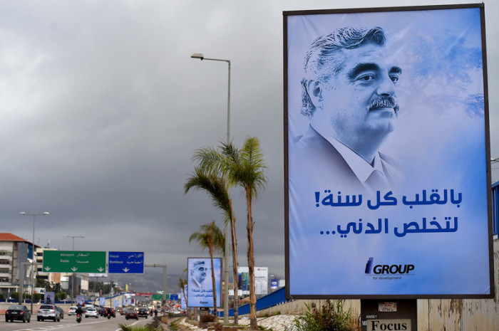 Ein Poster mit dem Porträt des ehemaligen libanesischen Ministerpräsidenten Rafik Hariri. Foto: epa/Wael Hamzeh
