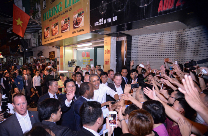Obama im Jahr 2016 beim Verlassen der Nudelküche «Bun Cha Huong Lien». Foto: epa/STR