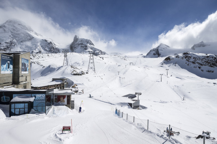 Blick von der Gondelstation Trockener Steg, wo in Zermatt das letzte Handy-Signal des vermissten deutschen Unternehmers Karl-Erivan Haub, CEO der deutschen Tengelmann-Gruppe, entdeckt wurde. Foto: epa/Dominic Steinmann