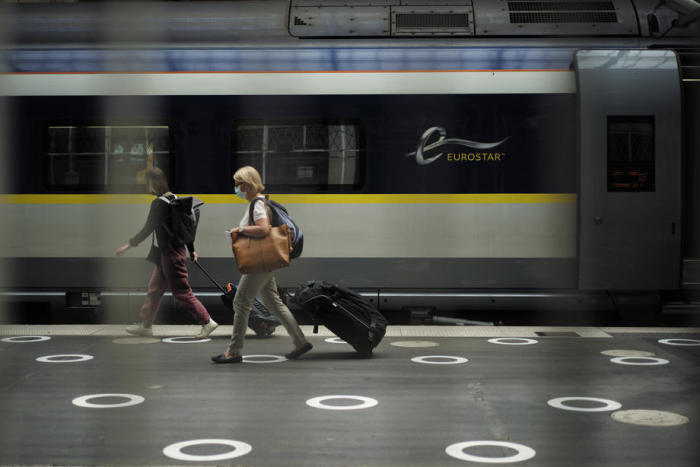 Die Passagiere gehen vor dem Eurostar-Zug am Bahnhof Gare du Nord in Paris. Foto: epa/Julien De Rosa