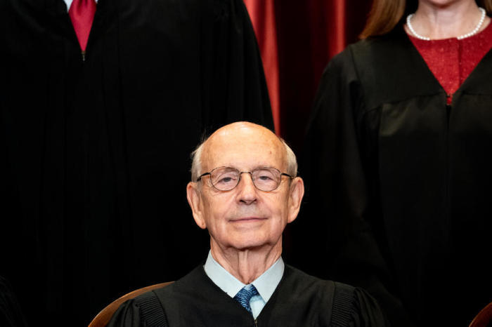 Richter Stephen Breyer sitzt während eines Gruppenfotos der Richter am Obersten Gerichtshof in Washington. Foto: epa/Erin Schaff