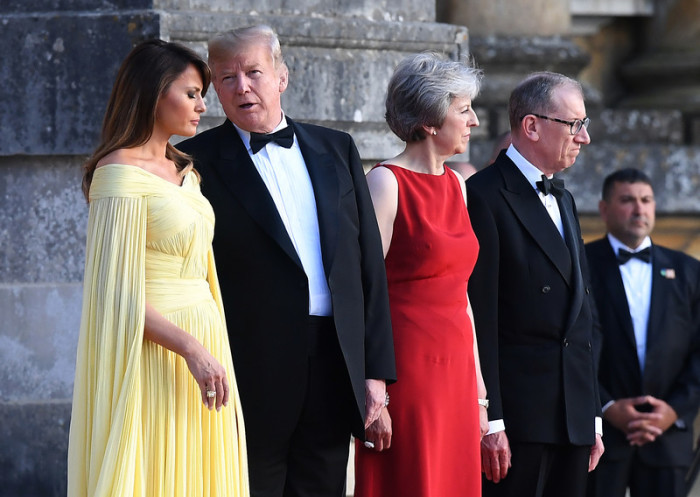 (l-r.) Melania Trump, US-Präsident Donald J. Trump, die britische Premierministerin Theresa May und ihr Ehemann Philip. Foto: epa/Andy Rain
