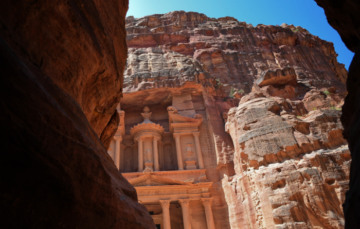 Die Felsenstadt Petra im Land Jordanien ist zwar verlassen, aber keineswegs vergessen. Foto: Britta Pedersen/Dpa-zentralbild/ZB