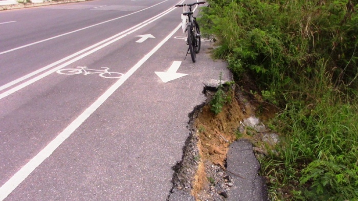 Viele Schäden am neuen Radweg