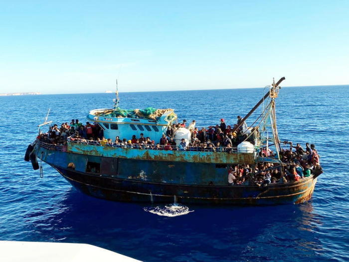 Eines der beiden Boote mit insgesamt 415 Migranten an Bord, in Lampedusa. Foto: epa/Ansa