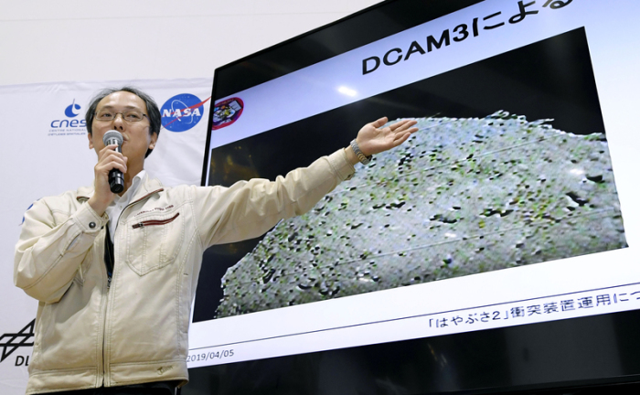 Yuichi Tsuda, Projektmanager von der Japan Aerospace Exploration Agency (JAXA), spricht während einer Pressekonferenz. Foto: Daisuke Suzuki/Kyodo News/AP/dpa