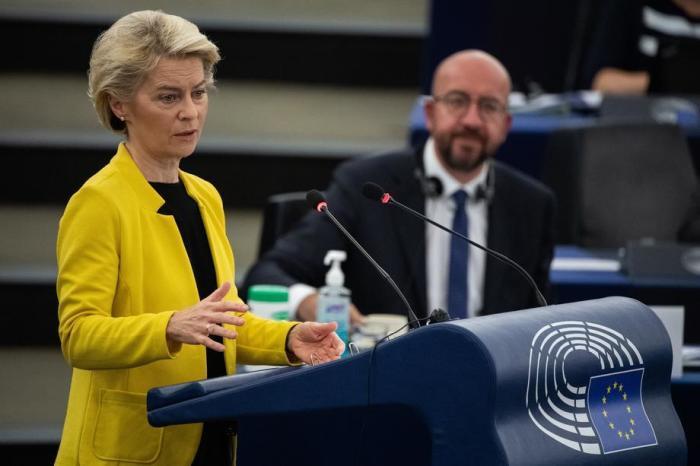 EU-Kommissionspräsidentin Ursula von der Leyen (L) hält eine Rede während einer Plenarsitzung im Europäischen Parlament in Straßburg. Foto: epa/Patrick Hertzog