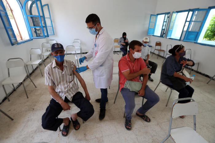 In Tunesien beginnen landesweite Intensiv-Impftage gegen Covid-19. Foto: epa/Mohamed Messara