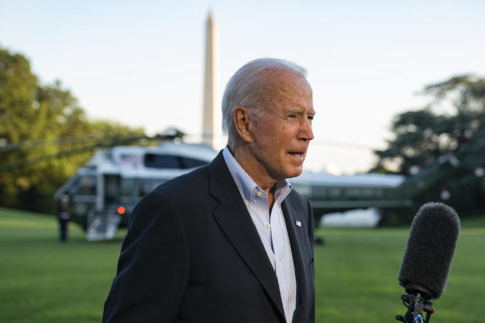 Joe Biden, Präsident der Vereinigten Staaten, spricht mit Reportern, nachdem er mit der Marine One im Weißen Haus in Washington angekommen ist. Foto: epa/Alex Edelman