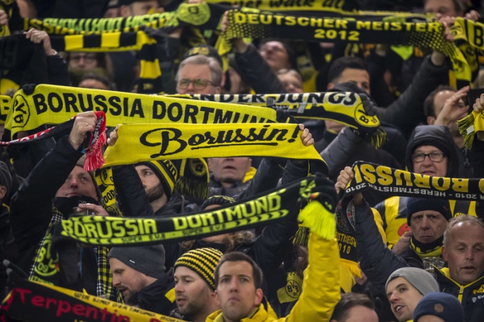 Dortmunder Fans feuern mit ihren Schals ihre Mannschaft an. Foto: David Inderlied/Dpa