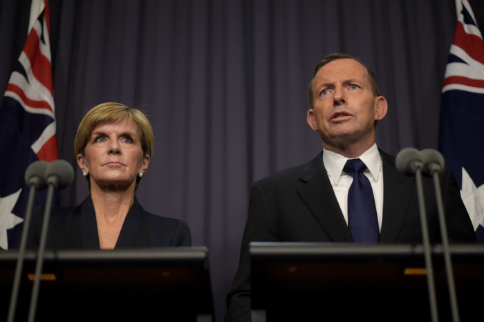 Der australische Ministerpräsident Tony Abbott und Außenministerin Julie Bishop reagieren entsetzt. Foto: epa/Lukas Coch