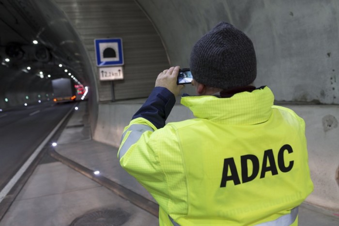 ADAC dokumentiert mit Fotos während des 'Tunneltests' in München. Foto: epa/Michael Bader Leipzig