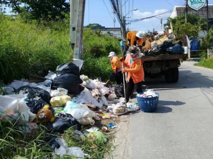 Ein städtischer Reinigungstrupp beim Abtransport einer wilden Müllkippe. Foto: PR Pattaya